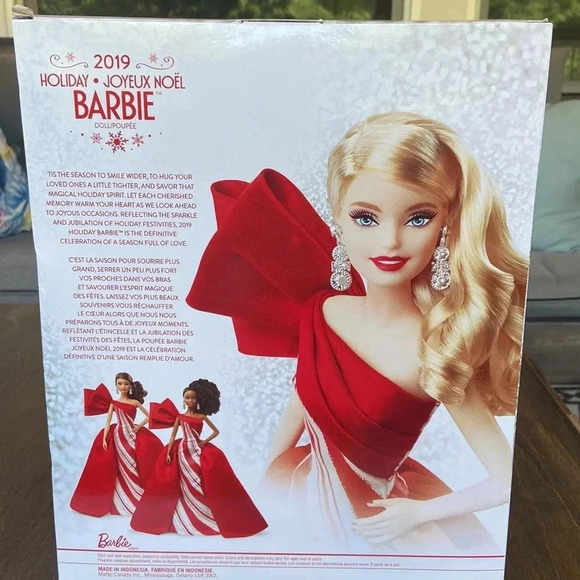 Holiday  Barbie | 2019 - Picture 4 of 7